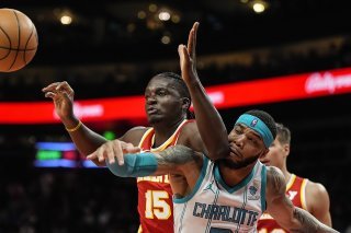 Clint Capela accuse un temps de retard sur Miles Bridges (0). KEYSTONE/AP/Mike Stewart